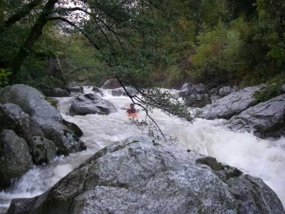 Le deuxième plus gros passage des Gorges (5) par grosses eaux, ça pousse et il vaut mieux ne pas nager!